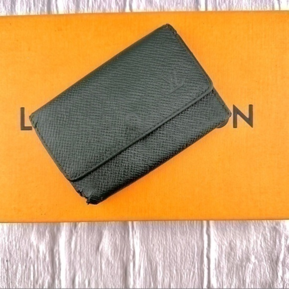 AUTHENTIC Louis Vuitton key holder. Previously owned. Taiga green. - Picture 2 of 16